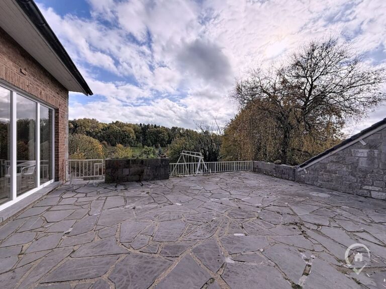 Condrogest - Belle villa 4 façades à rénover à vendre à Ciney