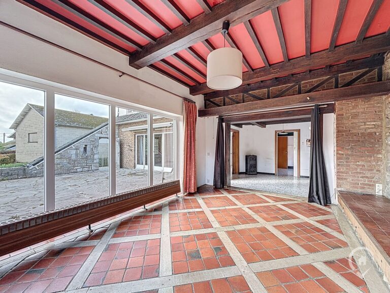 Condrogest - Belle villa 4 façades à rénover à vendre à Ciney