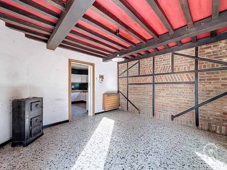 Condrogest - Belle villa 4 façades à rénover à vendre à Ciney