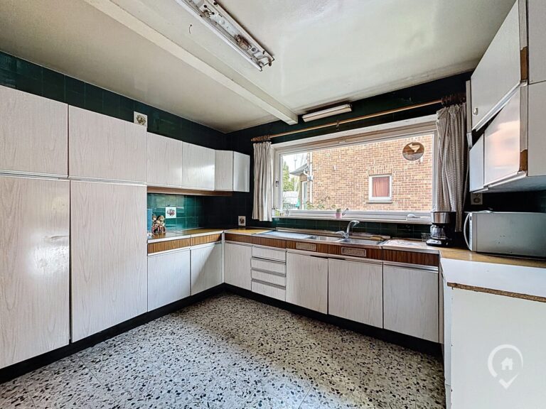 Condrogest - Belle villa 4 façades à rénover à vendre à Ciney