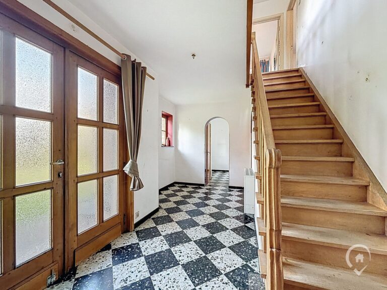 Condrogest - Belle villa 4 façades à rénover à vendre à Ciney