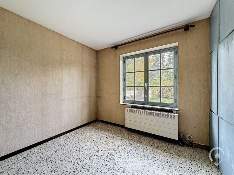 Condrogest - Belle villa 4 façades à rénover à vendre à Ciney