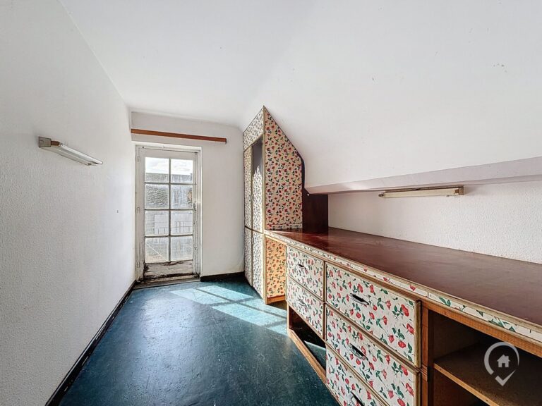 Condrogest - Belle villa 4 façades à rénover à vendre à Ciney