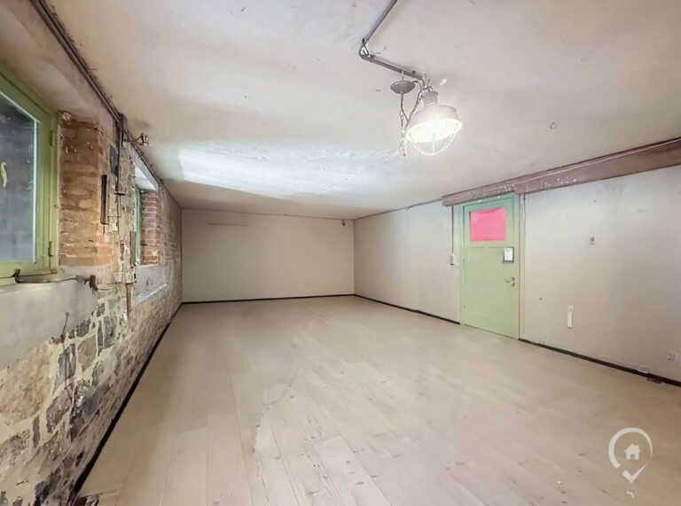 Condrogest - Belle villa 4 façades à rénover à vendre à Ciney