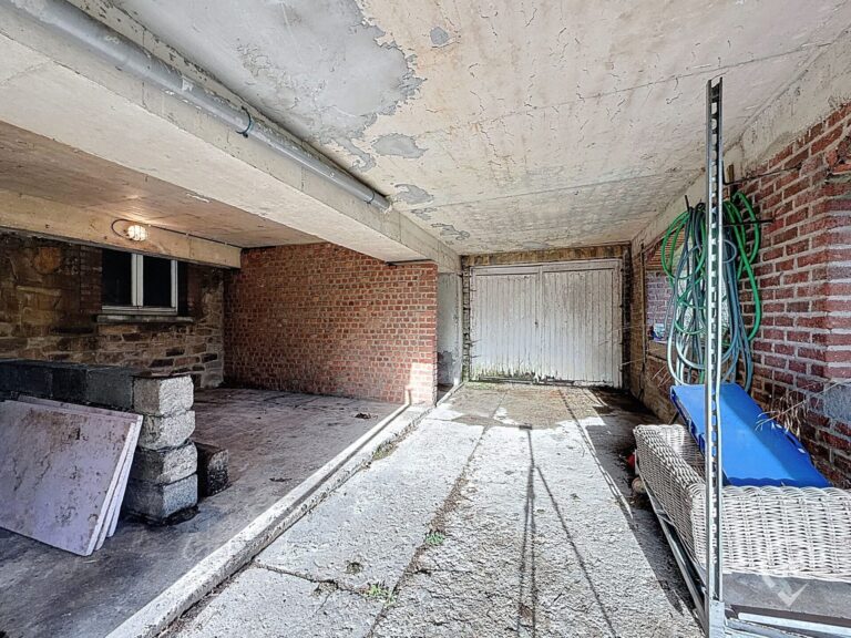 Condrogest - Belle villa 4 façades à rénover à vendre à Ciney