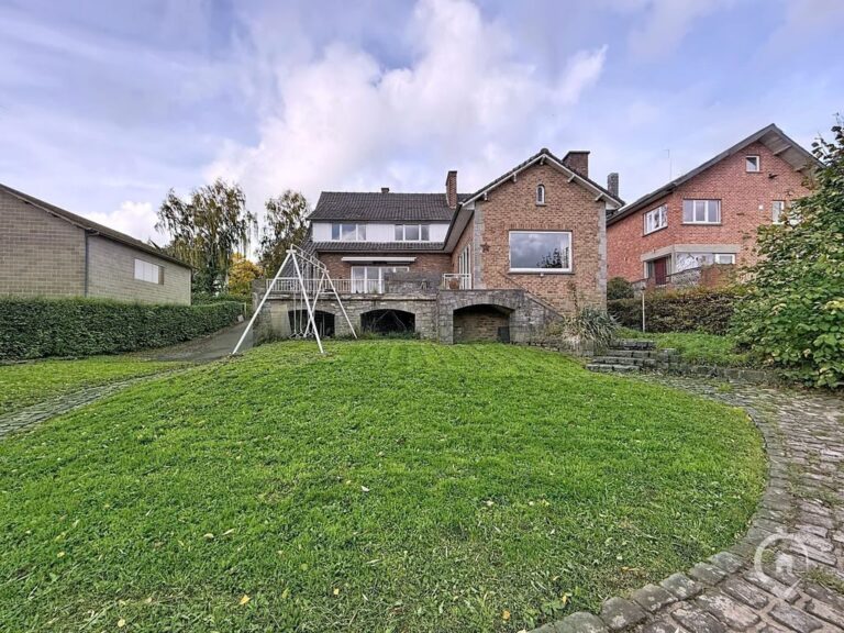 Condrogest - Belle villa 4 façades à rénover à vendre à Ciney