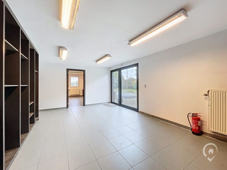 Condrogest - Entrepôt de 360 m² à vendre dans le zoning de Fernelmont