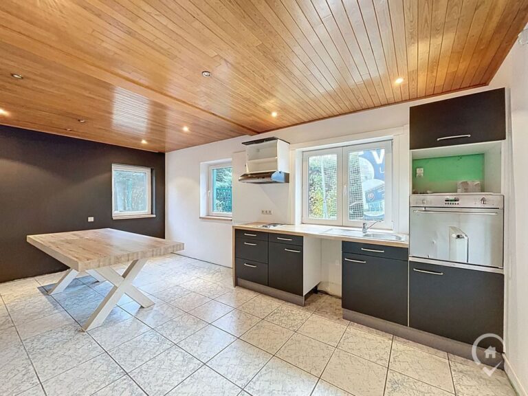 Condrogest - Entrepôt de 360 m² à vendre dans le zoning de Fernelmont