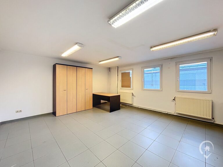 Condrogest - Entrepôt de 360 m² à vendre dans le zoning de Fernelmont