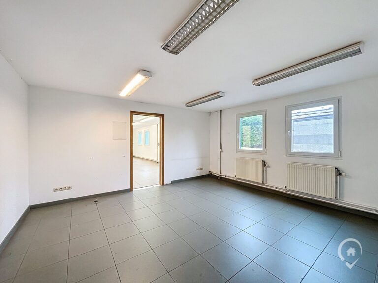 Condrogest - Entrepôt de 360 m² à vendre dans le zoning de Fernelmont