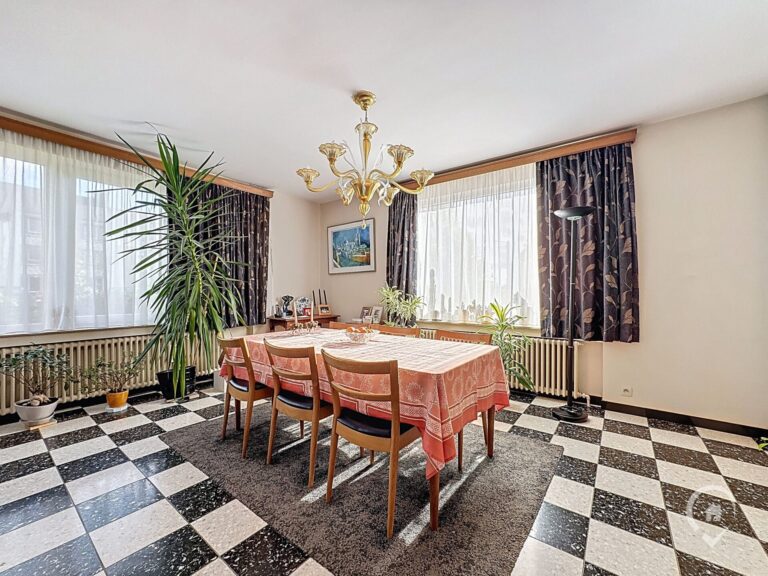 Condrogest - Spacieuse ville 5 chambres de 200 m² à vendre à Dinant