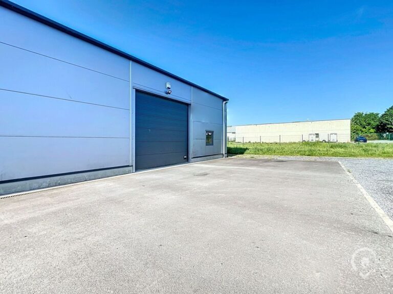 Condrogest - Entrepôt avec espace bureau à louer à Sorinnes