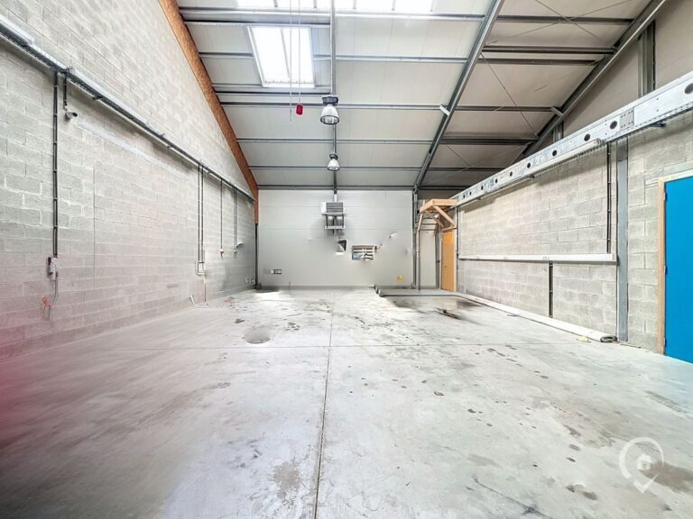 Condrogest - Entrepôt avec espace bureau à louer à Sorinnes