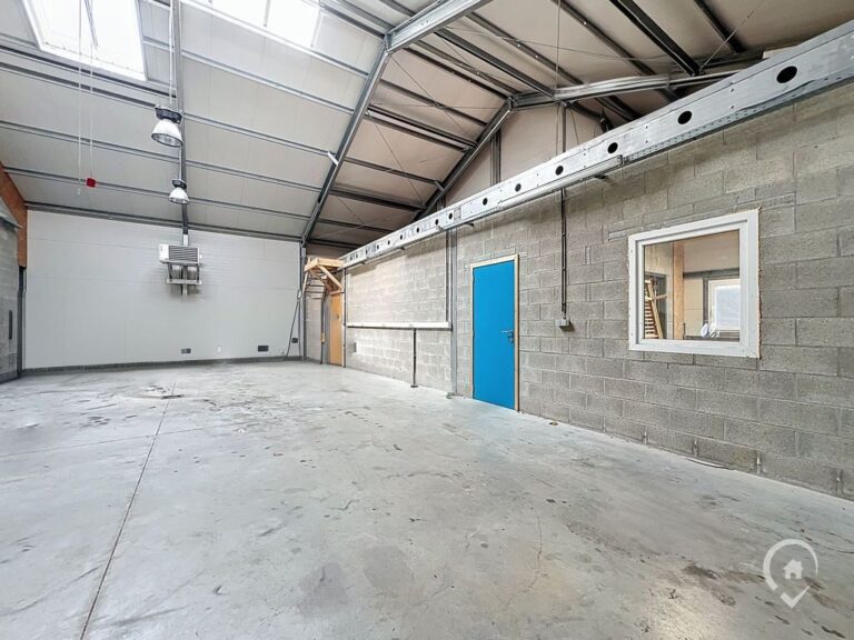 Condrogest - Entrepôt avec espace bureau à louer à Sorinnes