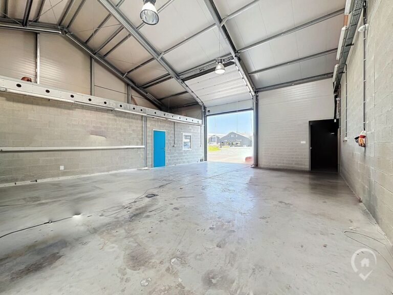 Condrogest - Entrepôt avec espace bureau à louer à Sorinnes