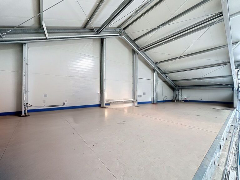 Condrogest - Entrepôt avec espace bureau à louer à Sorinnes