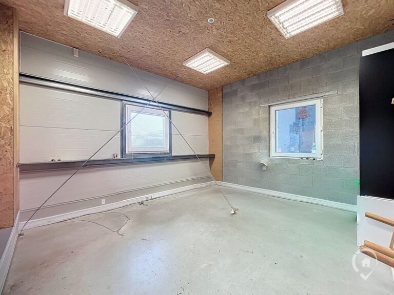 Condrogest - Entrepôt avec espace bureau à louer à Sorinnes