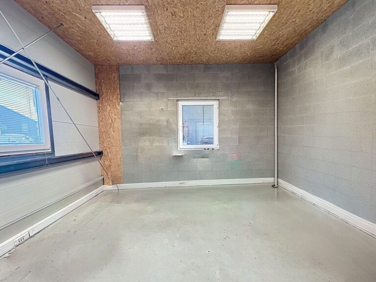 Condrogest - Entrepôt avec espace bureau à louer à Sorinnes