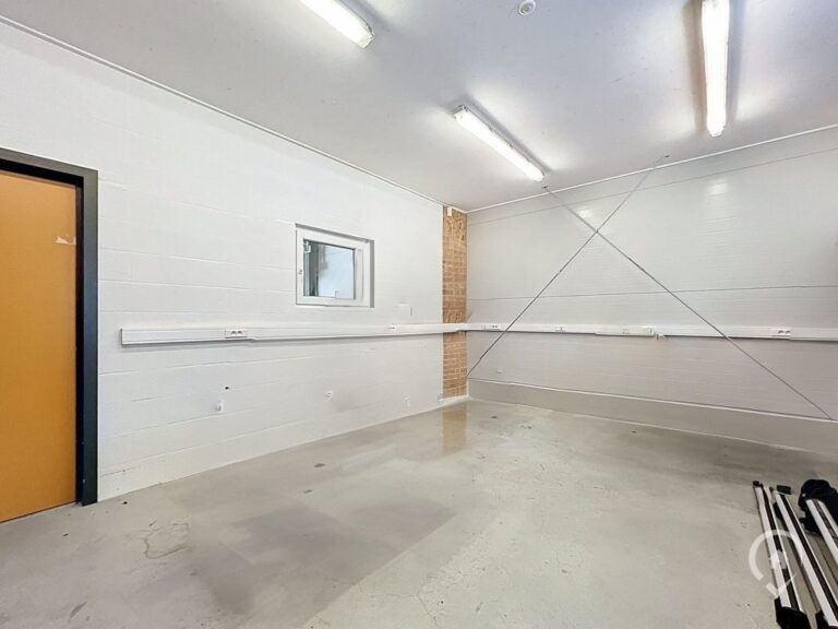 Condrogest - Entrepôt avec espace bureau à louer à Sorinnes