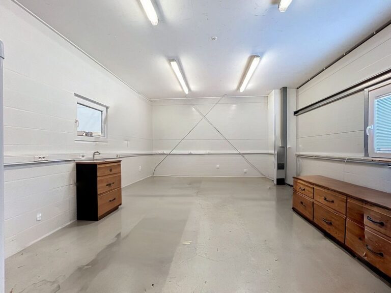 Condrogest - Entrepôt avec espace bureau à louer à Sorinnes