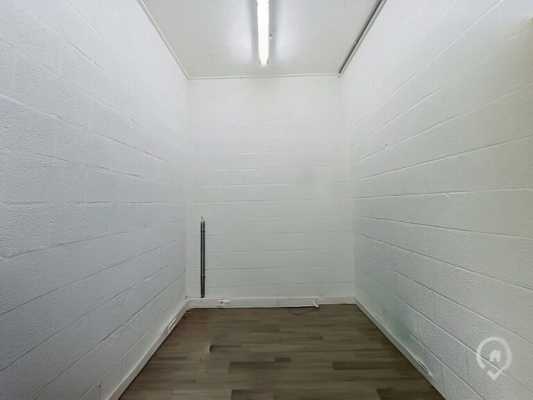 Condrogest - Entrepôt avec espace bureau à louer à Sorinnes