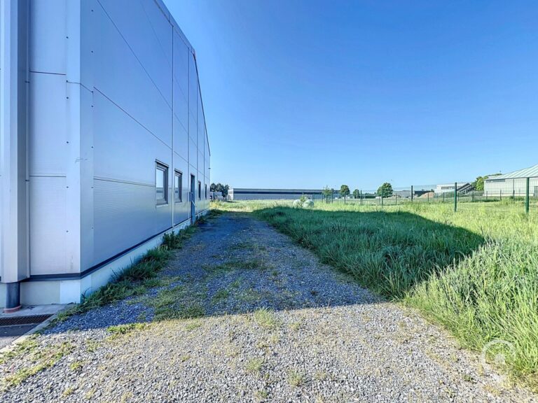 Condrogest - Entrepôt avec espace bureau à louer à Sorinnes