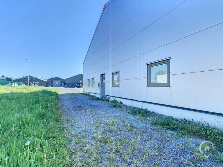 Condrogest - Entrepôt avec espace bureau à louer à Sorinnes