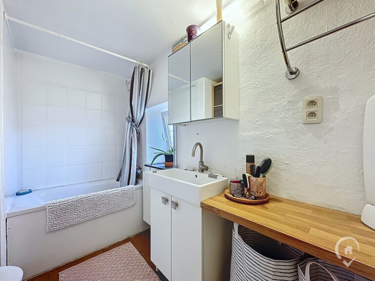 Condrogest - SOUS OPTION !!! Charmante maison 3 façades avec jardin à vendre à Forrières