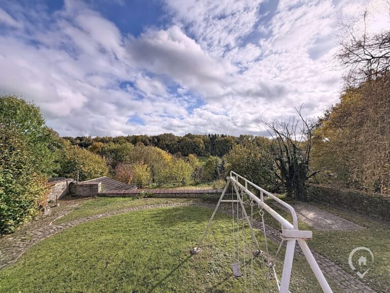 Condrogest - SOUS OPTION !!! Belle villa 4 façades à rénover à vendre à Ciney