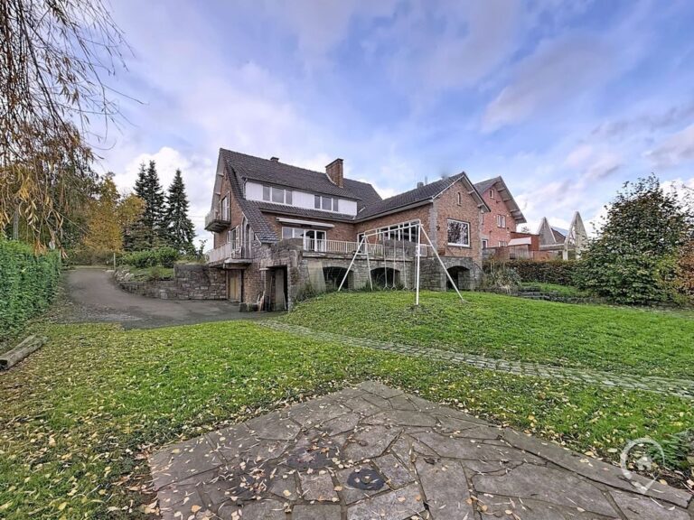 Condrogest - SOUS OPTION !!! Belle villa 4 façades à rénover à vendre à Ciney