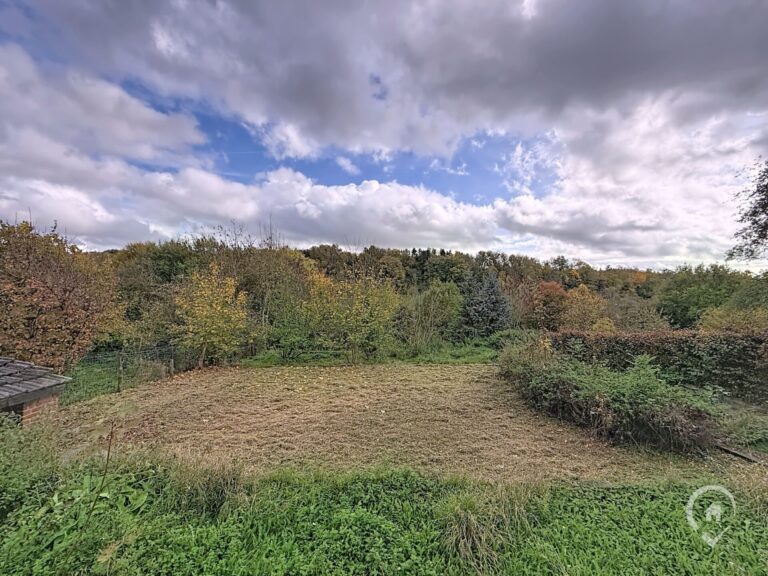 Condrogest - SOUS OPTION !!! Belle villa 4 façades à rénover à vendre à Ciney