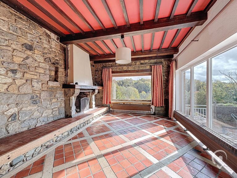 Condrogest - SOUS OPTION !!! Belle villa 4 façades à rénover à vendre à Ciney