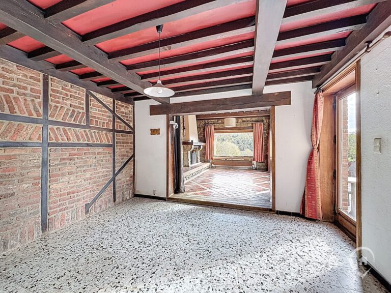 Condrogest - SOUS OPTION !!! Belle villa 4 façades à rénover à vendre à Ciney