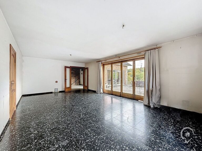 Condrogest - SOUS OPTION !!! Belle villa 4 façades à rénover à vendre à Ciney