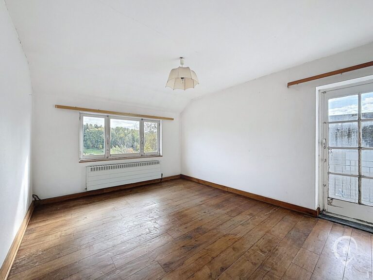 Condrogest - SOUS OPTION !!! Belle villa 4 façades à rénover à vendre à Ciney