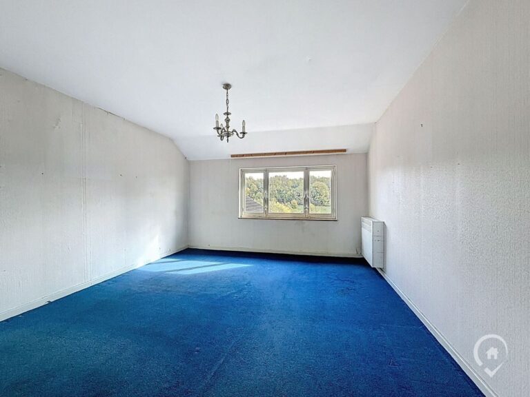 Condrogest - SOUS OPTION !!! Belle villa 4 façades à rénover à vendre à Ciney