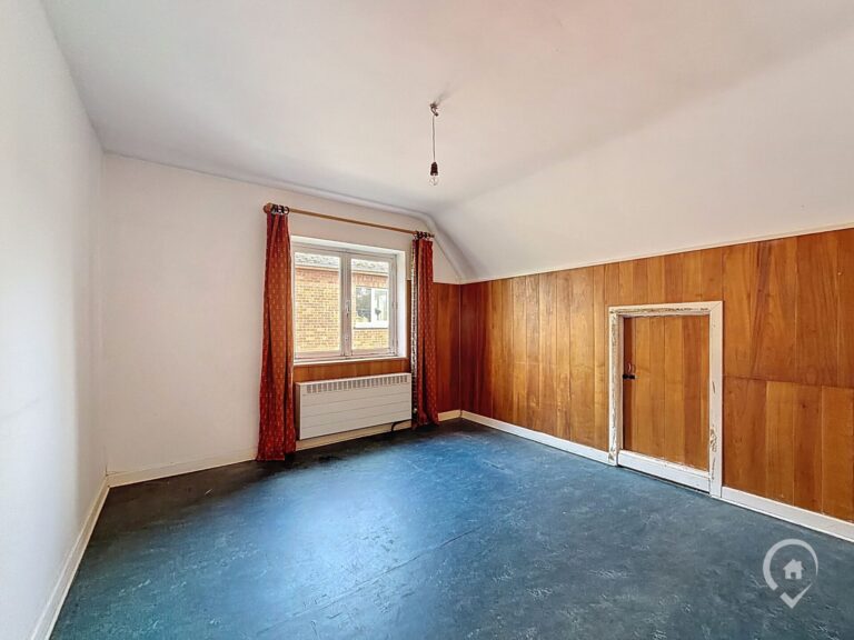 Condrogest - SOUS OPTION !!! Belle villa 4 façades à rénover à vendre à Ciney