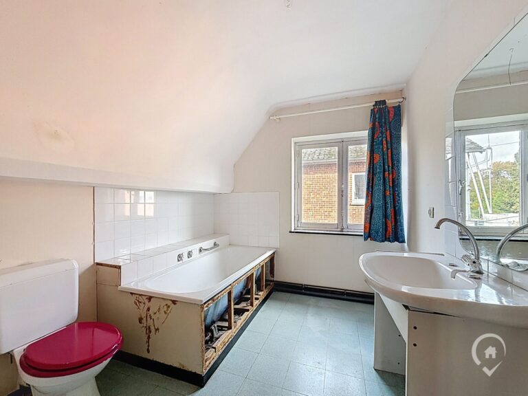 Condrogest - SOUS OPTION !!! Belle villa 4 façades à rénover à vendre à Ciney