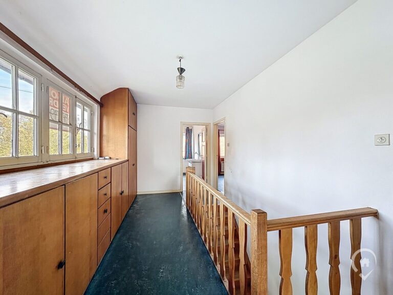 Condrogest - SOUS OPTION !!! Belle villa 4 façades à rénover à vendre à Ciney