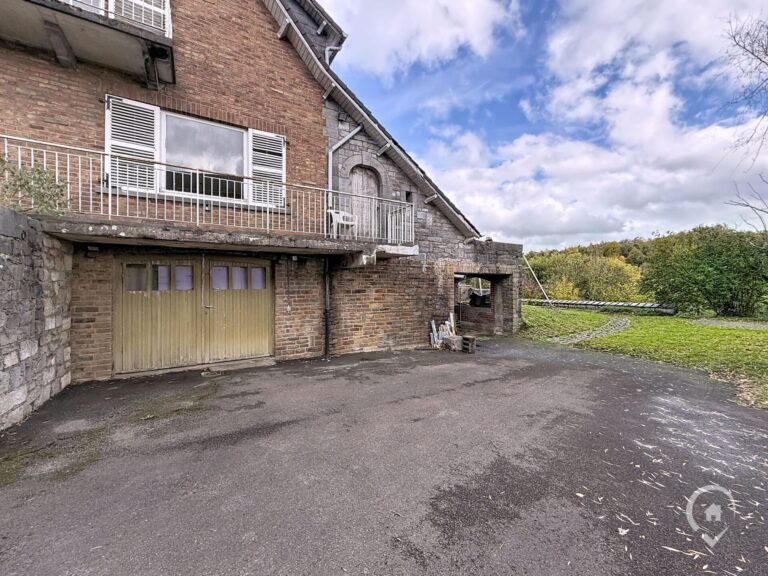 Condrogest - SOUS OPTION !!! Belle villa 4 façades à rénover à vendre à Ciney