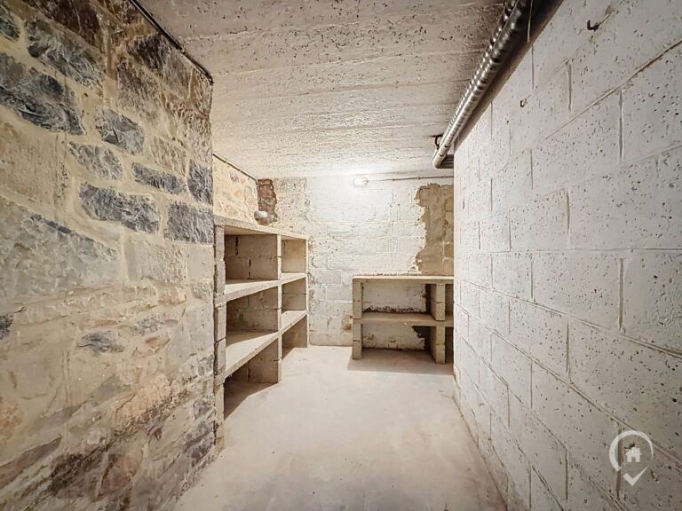 Condrogest - SOUS OPTION !!! Belle villa 4 façades à rénover à vendre à Ciney