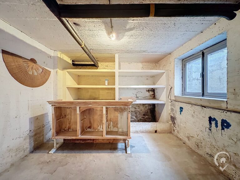 Condrogest - SOUS OPTION !!! Belle villa 4 façades à rénover à vendre à Ciney