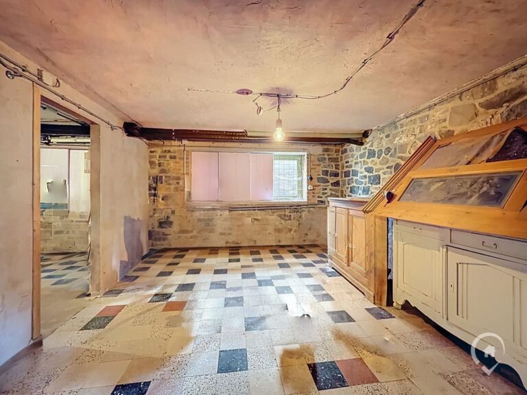 Condrogest - SOUS OPTION !!! Belle villa 4 façades à rénover à vendre à Ciney