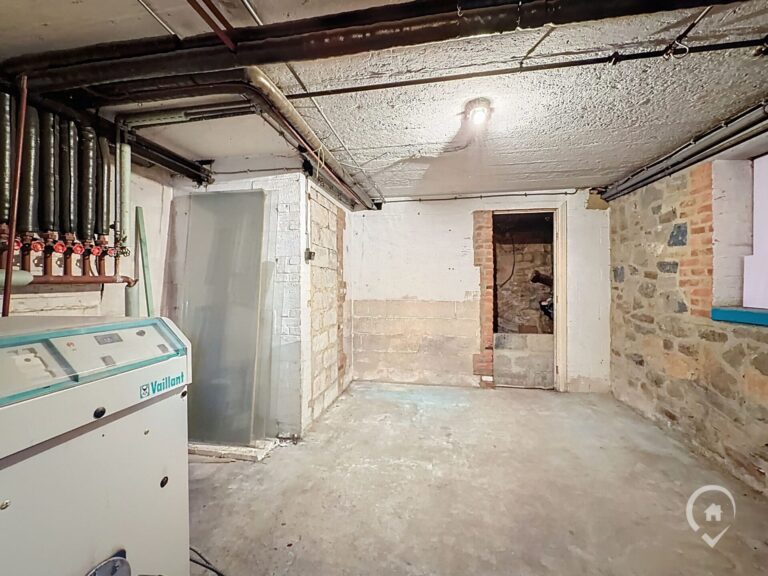 Condrogest - SOUS OPTION !!! Belle villa 4 façades à rénover à vendre à Ciney