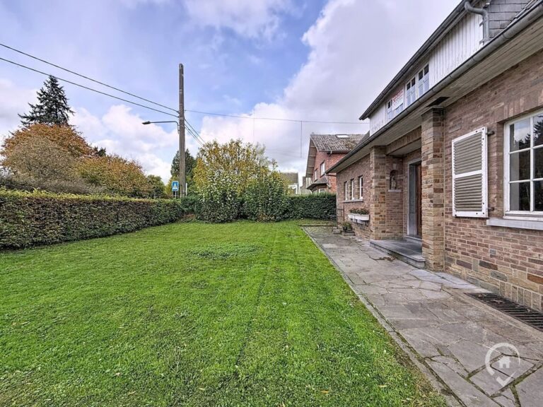 Condrogest - SOUS OPTION !!! Belle villa 4 façades à rénover à vendre à Ciney