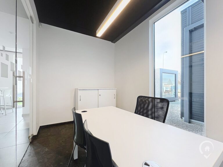 Condrogest - Bureau à louer dans le zoning de Sorinnes, proche E411