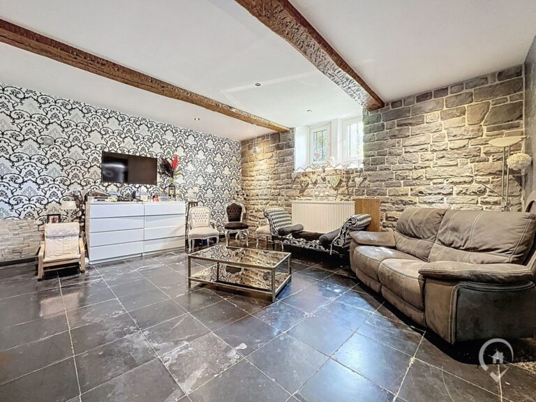 Condrogest - Dinant vaste corps de logis de ferme sur 32 ares