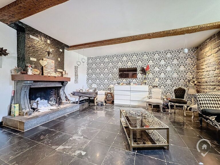 Condrogest - Dinant vaste corps de logis de ferme sur 32 ares