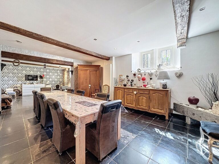 Condrogest - Dinant vaste corps de logis de ferme sur 32 ares