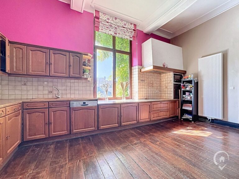 Condrogest - Dinant vaste corps de logis de ferme sur 32 ares